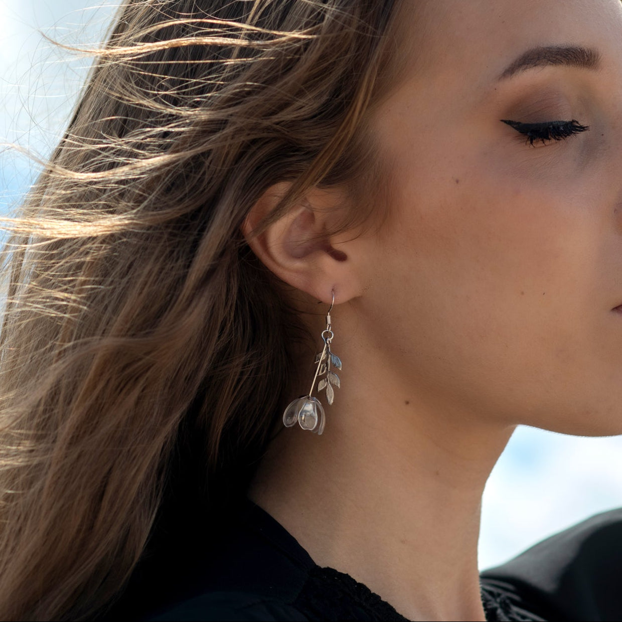 just a flower earrings clear silver annika