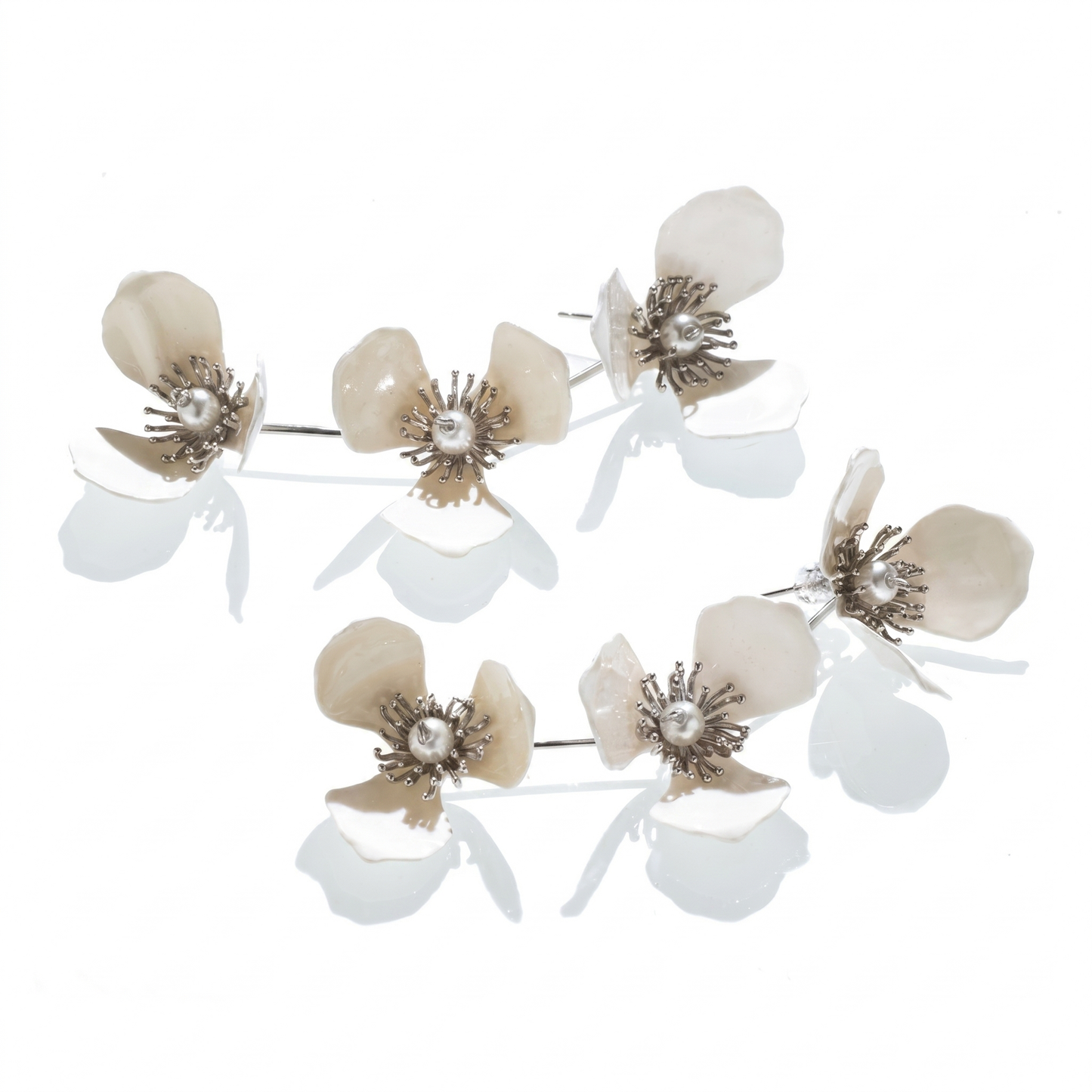 Triple Apple Flower Stud Earrings - Blanc