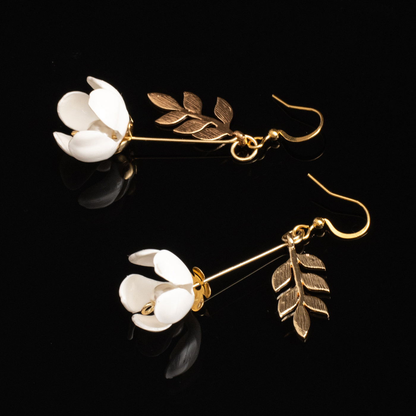 Just a Flower Earrings - White